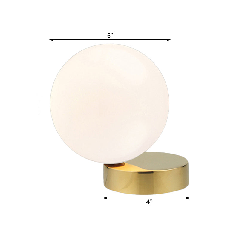 Milk Glass Global Flush Mount Mount Lighting Contemporary 6 "/8" W 1 Testa vicino alla luce del soffitto in finitura dorata