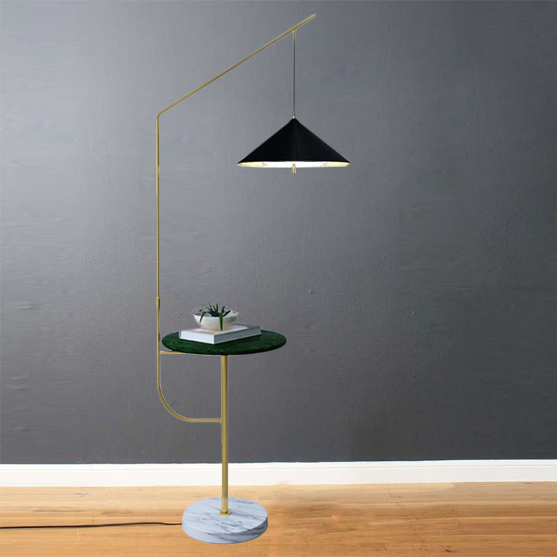 Metallic Conic Shade Floor Lighting Post Modern 1 Head Standing Plancher Lampado en noir et or avec étagère