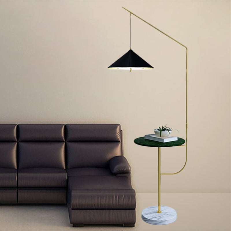 Metallic Conic Schattenbodenbeleuchtung Post moderne 1 Kopf stehende Stehlampe in Schwarz und Gold mit Regal