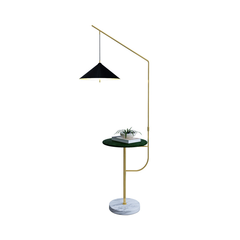 Metallic Conic Schattenbodenbeleuchtung Post moderne 1 Kopf stehende Stehlampe in Schwarz und Gold mit Regal