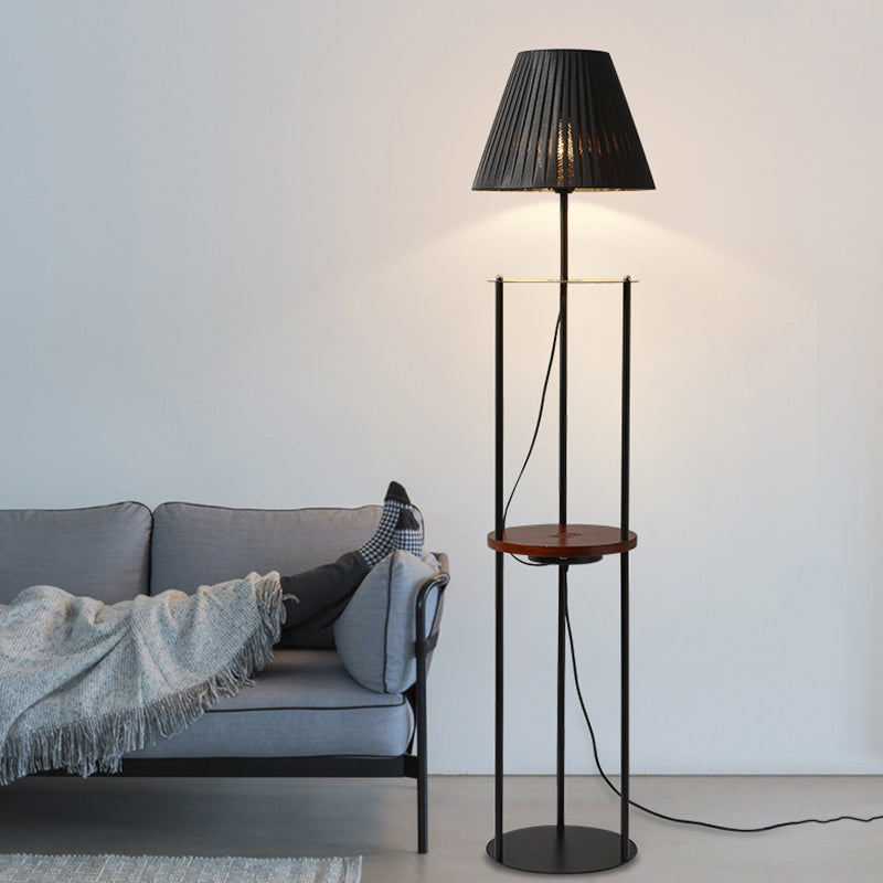 Geplooide stof taps toelopend opstaan ​​licht modernistische 1-licht zwarte afwerking staande vloerlamp met plank