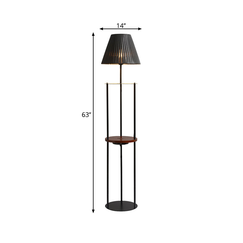 Faltenstoff verjüngter Stand Up Light Modernist 1 Licht schwarzes Finish stehende Stehlampe mit Regal