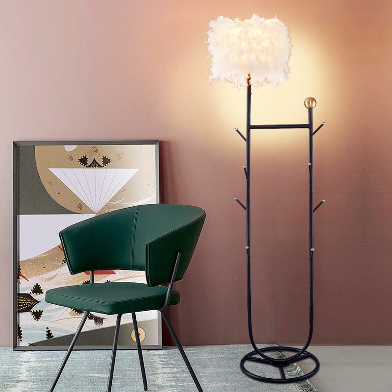 U-förmige metallische Baumbodenbeleuchtung Einfachheit 1 hellschwarz/goldener Finish Stand up Lampe mit Federschatten