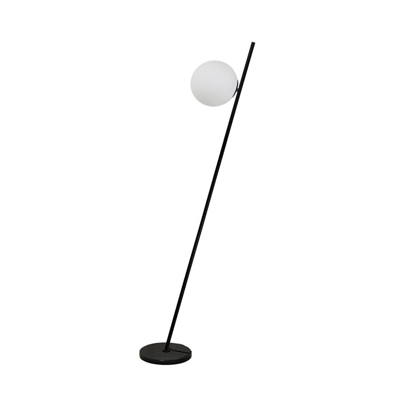 1 leichte Schlafzimmerstocklampe Minimalist Schwarz linear stehend Bodenlicht mit Kugel Opal weißer Glasschatten