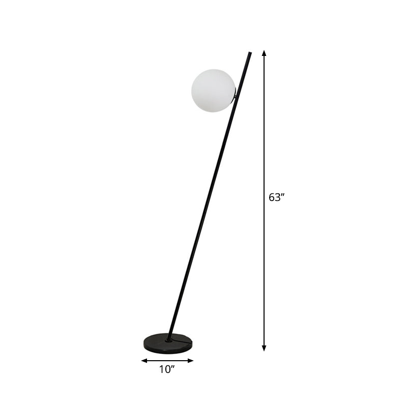 1 leichte Schlafzimmerstocklampe Minimalist Schwarz linear stehend Bodenlicht mit Kugel Opal weißer Glasschatten