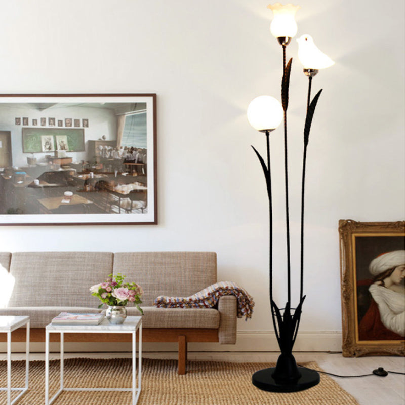 3-BULB Woonkamer Tree Vloer Licht Hedendaagse Zwart/Wit Stand-Up Lamp met Orb-Blower-Bird Form Cream Glass Schaduw