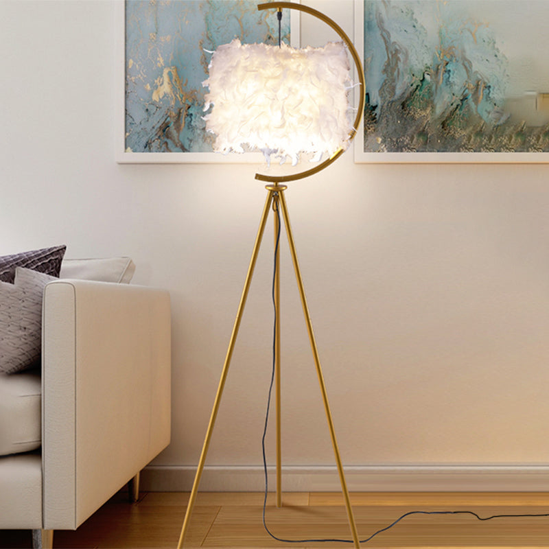 Trommelboden stehende Licht mit Feder-Deco zeitgenössischer Stoff Einschlafzimmer Tri-Leg-Stehlampe in Schwarz/Gold