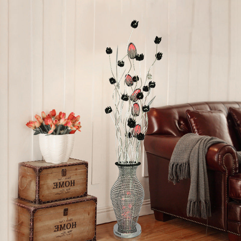 LED staande lamp Art Decor Cutout Vase Aluminium leesvloer Licht met bloemenontwerp in zwart