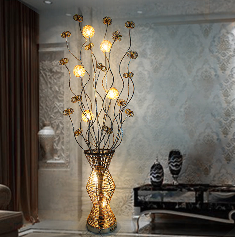 Gold LED Stand Up Lamp Art Dekor Metallic Bambuskorb Form Lesenbodenlichter mit Blumendekoration