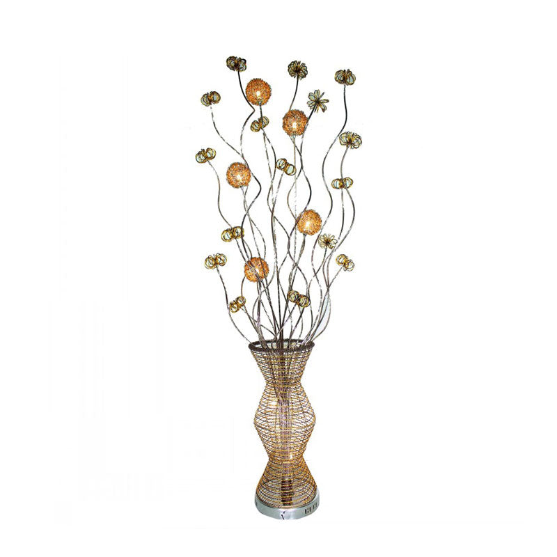 Gold LED Stand Up Lampe décor décor métallique en bambou de forme de panier de lecture Lumière de plancher avec décoration de fleurs