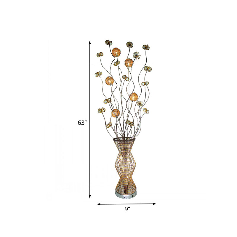 Gold LED Stand Up Lamp Art Dekor Metallic Bambuskorb Form Lesenbodenlichter mit Blumendekoration