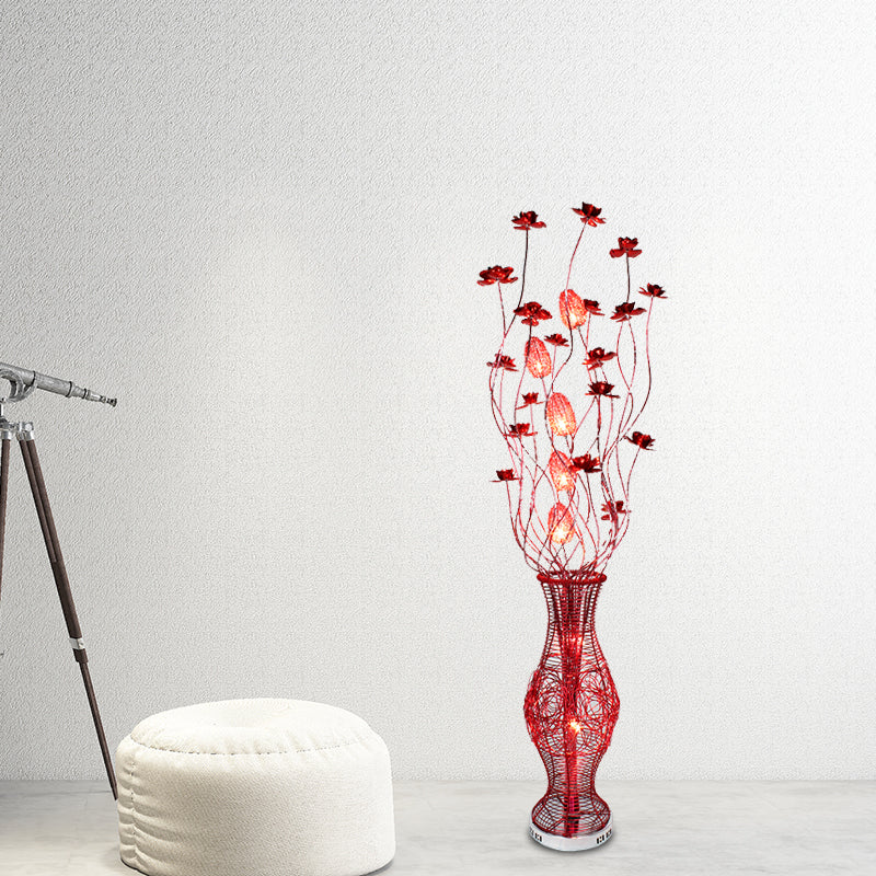 Bloemen aluminium curvy lineaire vloerlicht decoratieve slaapkamer led staande lamp met selder voetstuk in rood