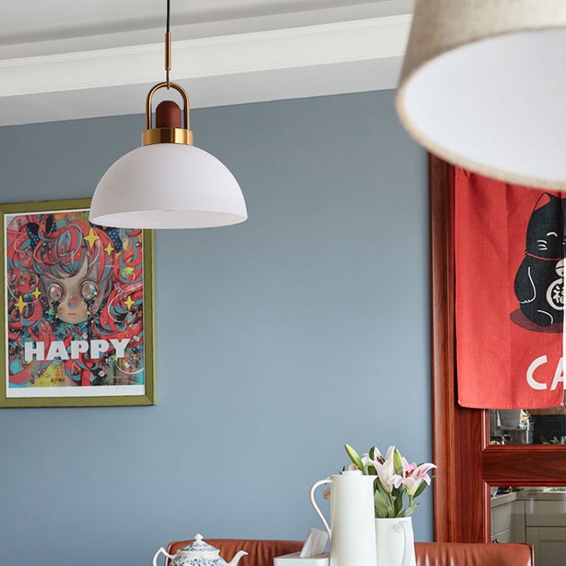 1 éclairage pendentif de style industriel léger avec une teinte en verre blanc pour le salon