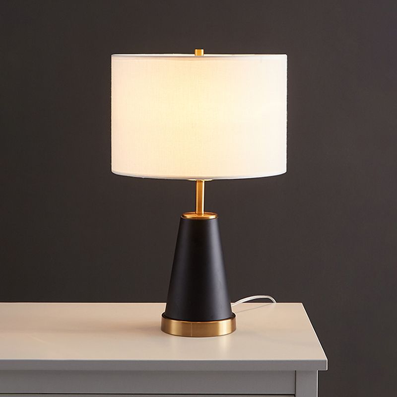 Luz de la mesa de batería de tela modernista 1 cabeza lámpara de mesita de noche blanca con base de cono negro