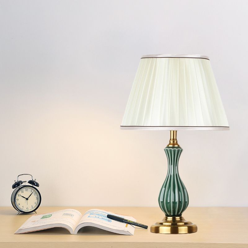 1 Bulb Fabric Table Lamp Traditional White Scalloped/Conic Bedroom Nightstand Lighting with Ceramic Urn-Shaped Base