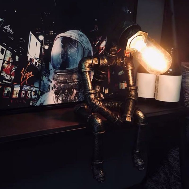 Retro -Stil Eisenrohr Tischlampe Roboterform 1 Leuchttischlampe für Schlafzimmer