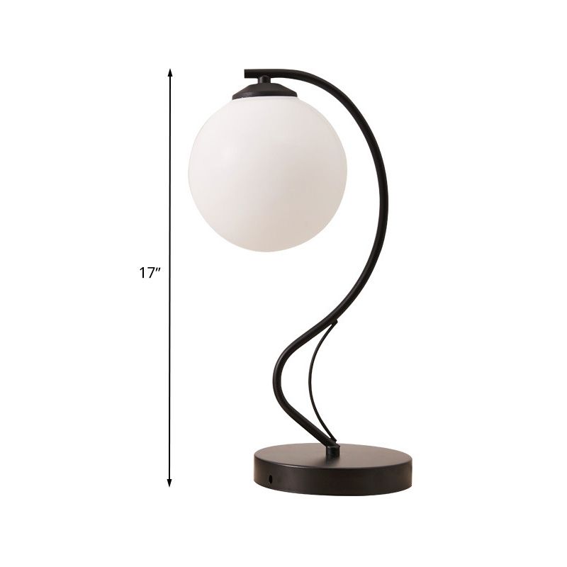 Moderne Globe Shade Task Lighting 1 Glühbirnen -Frost -Glas -Lesenlampe in Schwarz mit Basis