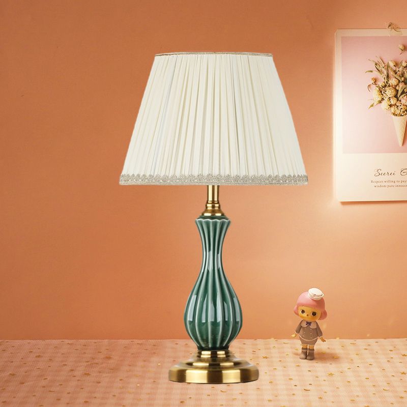 1 Bulb Fabric Table Lamp Traditional White Scalloped/Conic Bedroom Nightstand Lighting with Ceramic Urn-Shaped Base