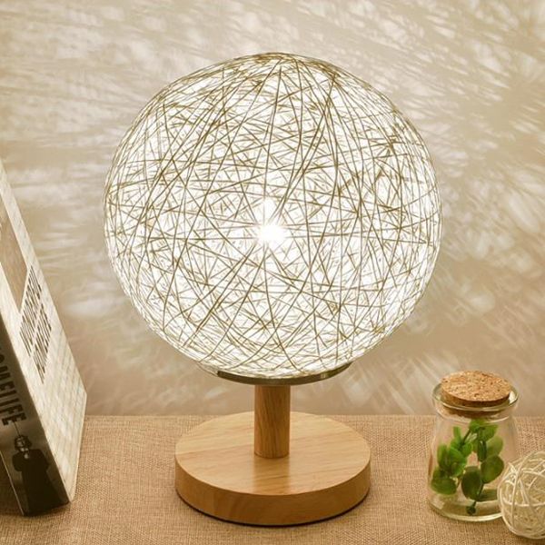 Rattan handgewebte Tischlampe zeitgemäß 6 "/7" W 1 Glühbirnen weiß/rotes Tischlicht mit globaler Schatten und Holzbasis