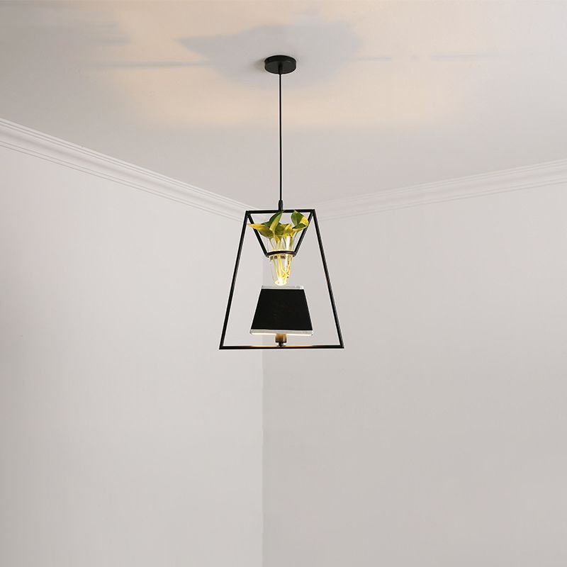 Tissu effilé / cylindre Pendant Light Rustic 1 Bulbe Cafe Plafond Light With Plant Pot et Oval / Trapezoid Cadre en noir