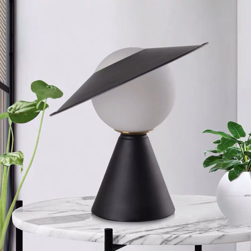 Sfera di vetro opale piccola scrivania leggera modernista 1 tavolo da tavolo con design a cappello nero/rosso e base di cono