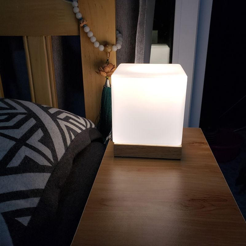 Lámpara de escritorio de madera de estilo contemporáneo Luz de mesa de sombra de vidrio blanco para cafetería