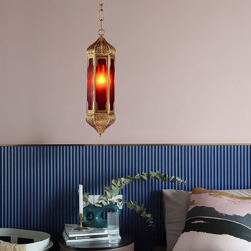 Lámpara colgante de linterna árabe 1 bombilla Luz de suspensión de vidrio rojo en latón con diseño recortado