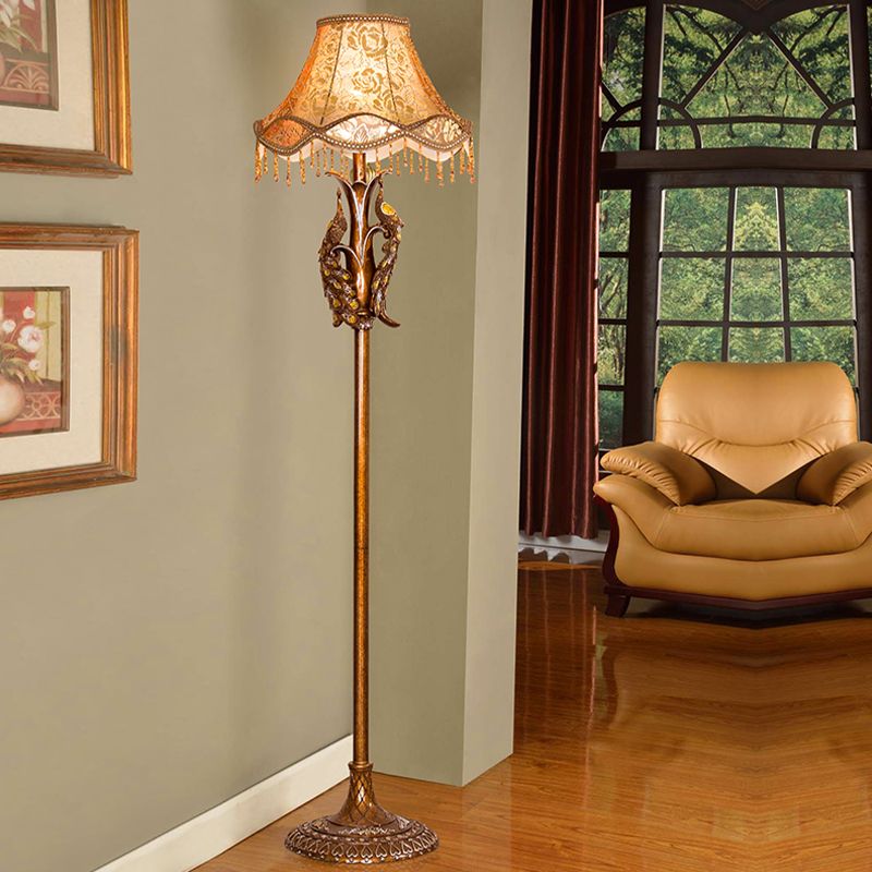 1 Bulb Standing Light Traditional Sitting Room Floor Lamp with Scalloped Fabric Shade in Gold