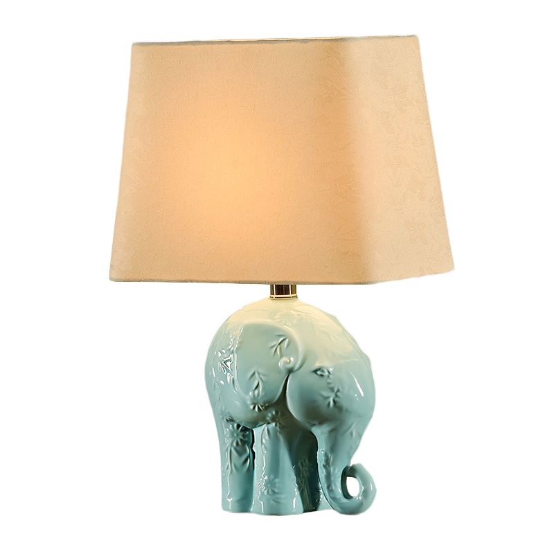 Céramique Elephant Table Stand Lamp Farmhouse 1 Bulb Living Room Night Light en bleu avec une nuance de tissu trapézoïdal