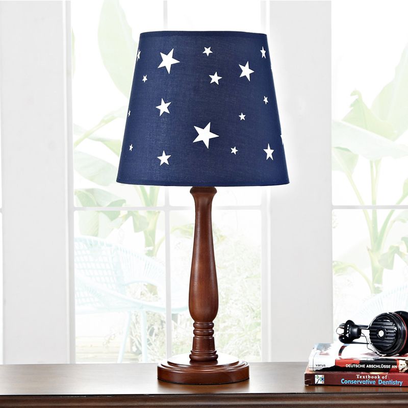 Blue Barrel Shade Night Tischlampe mit Sternmuster moderne Einzelkopfholz -Lesen Leuchte