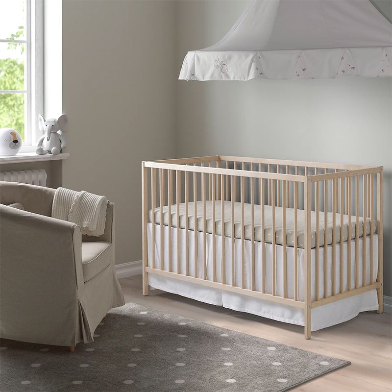 Traditional Nursery Crib with Adjustable Height in Natural Wood