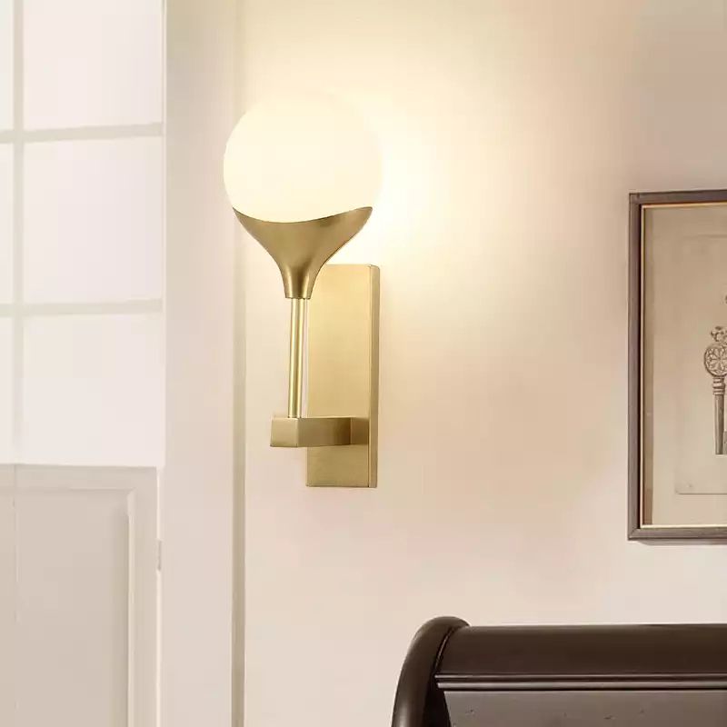 1 Glühbirnenschlafzimmer Wandleuchte Minimaler Messing -Wandleuchten mit Globe Creme Glass Schatten