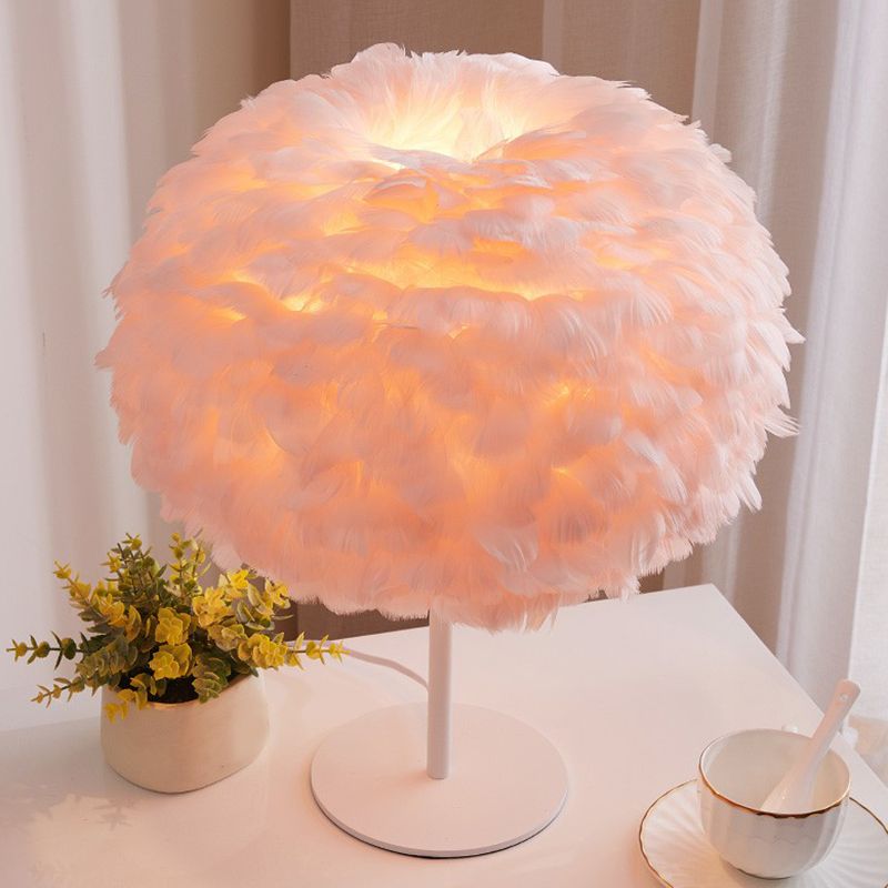 Nordic Stylish 1-Bulb Table Lamp Hemispherical Nightstand Light with Feather Shade