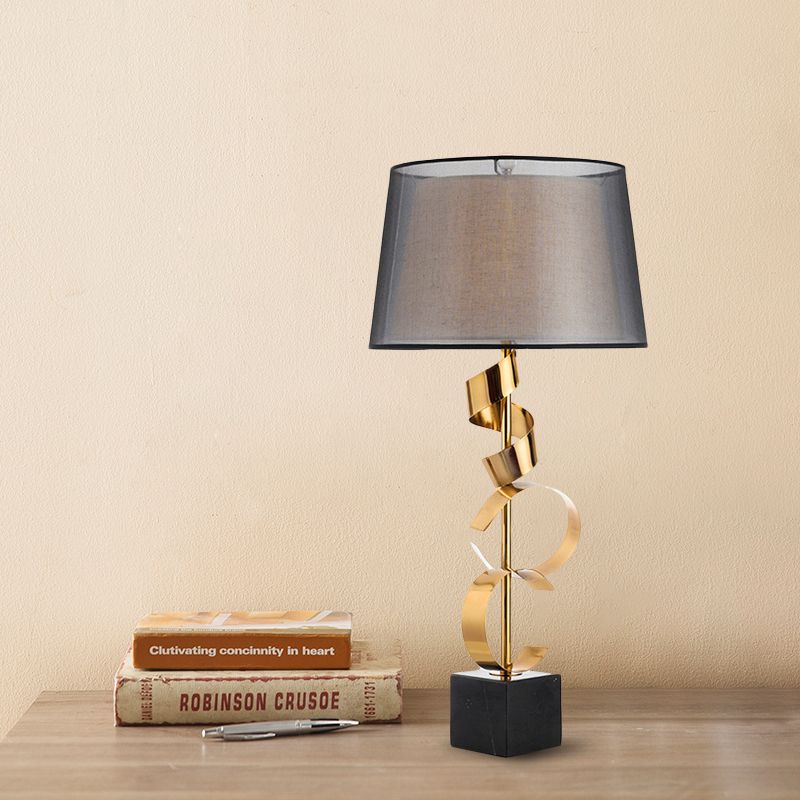 Fass Tischlicht modernistische Stoff 1 Kopfschlafzimmer Nachttischlampe in Schwarz und Gold mit Spiral Seidenband Deco