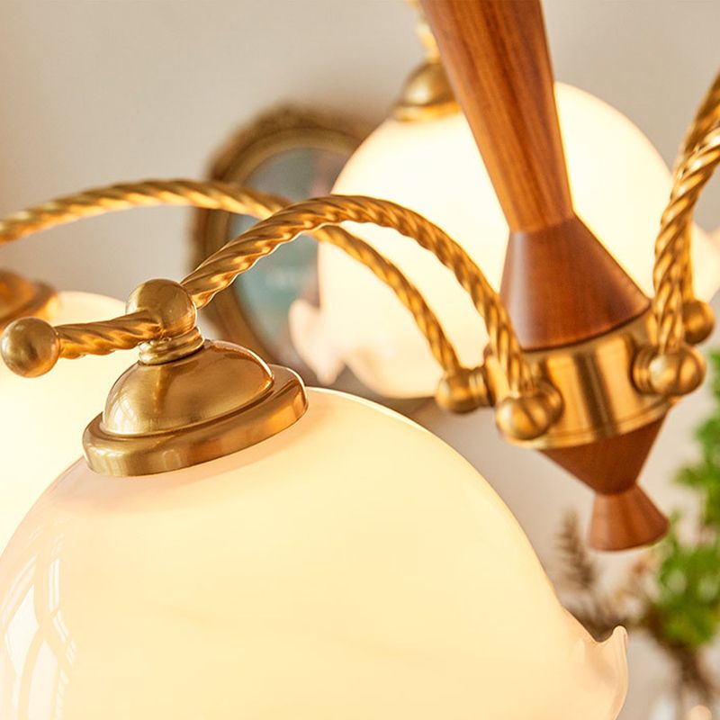 Chandelier nordique en bois de la salle à manger en bois clair avec une teinte en verre