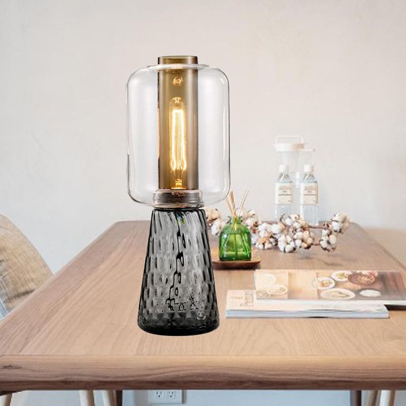 Trapezes Schlafzimmer Schreibtisch Hellem Rauch grau/Cognac Wasserglas 1-Licht postmoderne Plug-in-Tischlampe mit Zylinderschatten