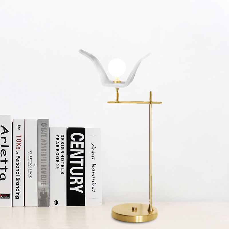 Abgewinkelter Arm Schlafzimmer Tisch Leicht Metallic LED Modernistische Schreibtischlampe in Gold mit Kugel Opalglas Schatten