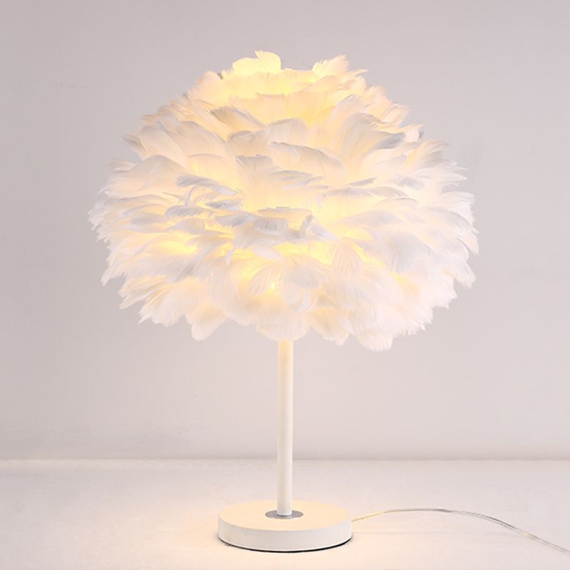 Lámpara de mesa de plumas de tejido a mano Minimalista de una sola bulbo de color blanco Nightshand Luz para habitación para niñas