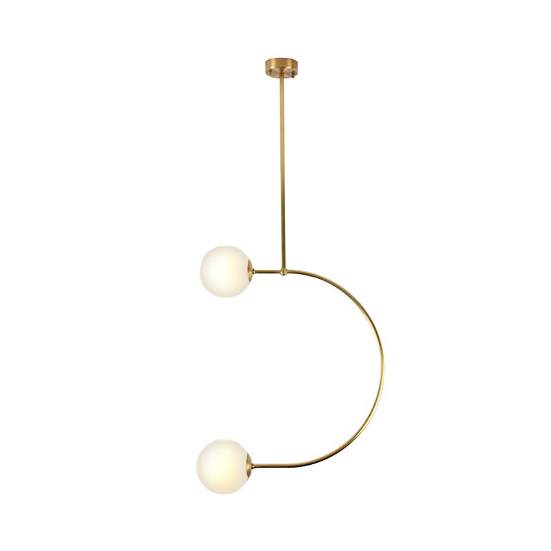 Metaal C -vormig hangend hanglampje met melkglasbalschaduw Moderne 2 lichten Hangende lamp in goud