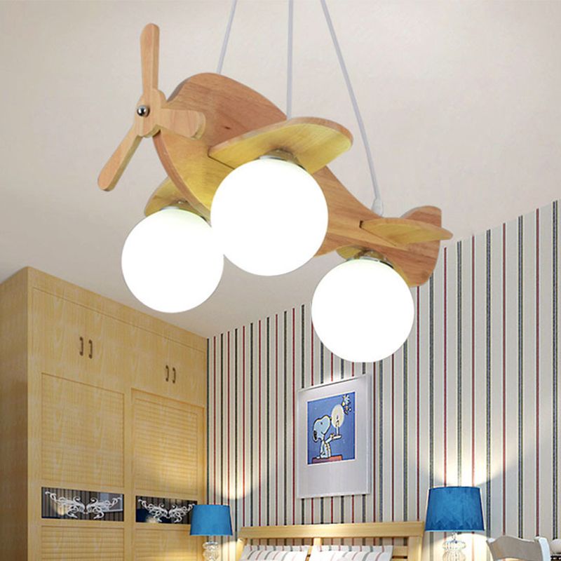 Creatieve kinderen 3-licht hangende lamp houten vliegtuigvormige kroonluchter met bal witte glazen schaduw