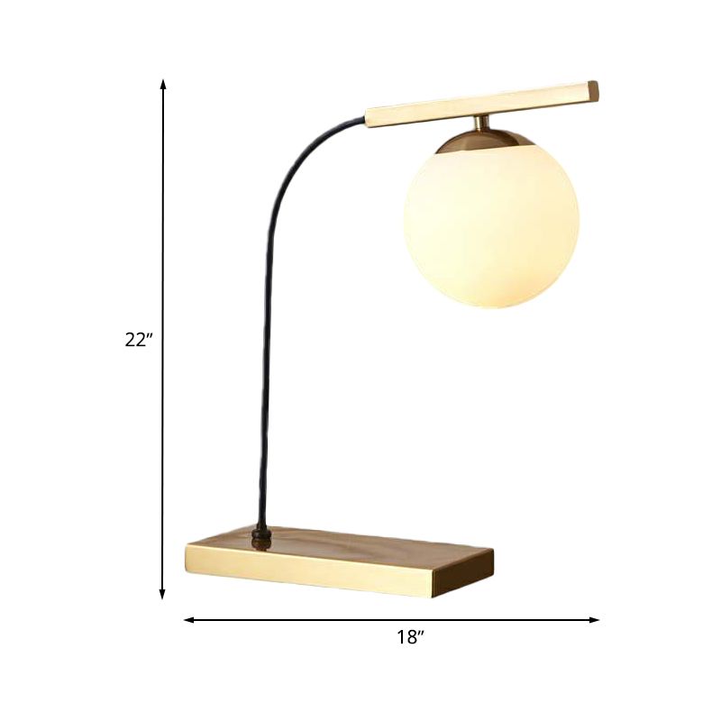 Gold linearer Tisch leichte postmoderne 1-Kopf-Metallic Night Lampe mit Ballmilchglasschatten