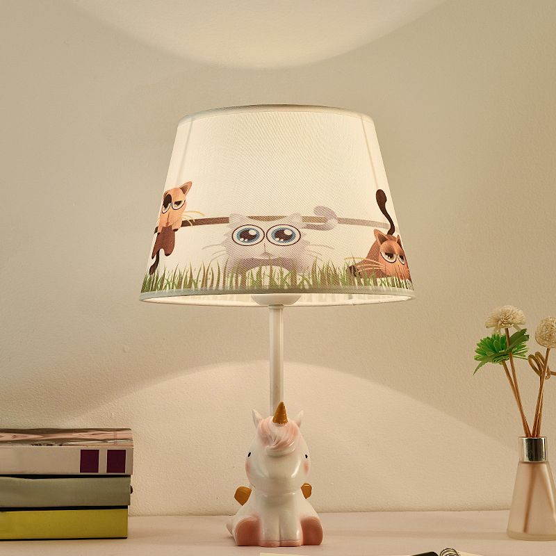 Lámpara de mesa de unicornio de color rosa caricatura 1 cabezal de resina de resina Night -stand con sombra de imperio estampado