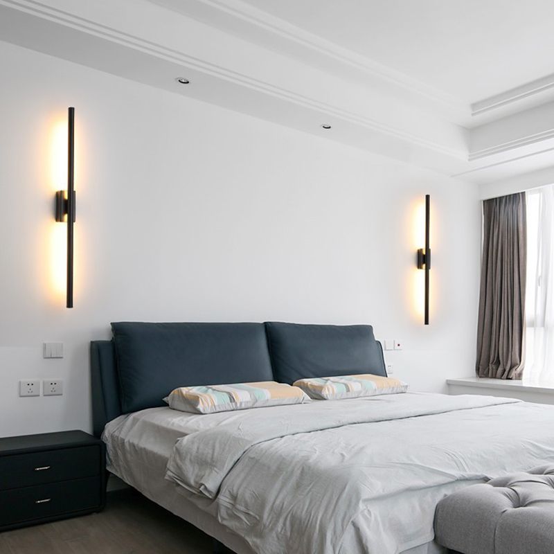 Lámpara de montaje de pared lineal de la pared de metal posmoderno para sala de estar
