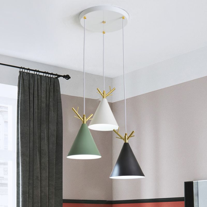 Nordic Conical Cluster Anhänger Metallic 3-Kopf-Esszimmer Geweihlicht mit rundem/linearem Baldachin in Weiß