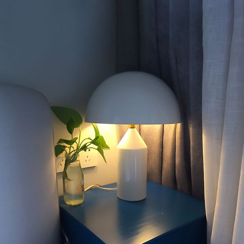 Lampada da tavolo notturno di funghi Metal Minimalist Accomodario a 1 testa per soggiorno