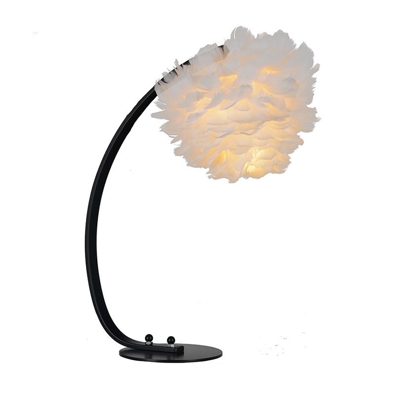 Moderne Blossom Feather Nachtlampe Ein-Bulb-Tischbeleuchtung mit schwarzem gewölktem Arm zum Bett