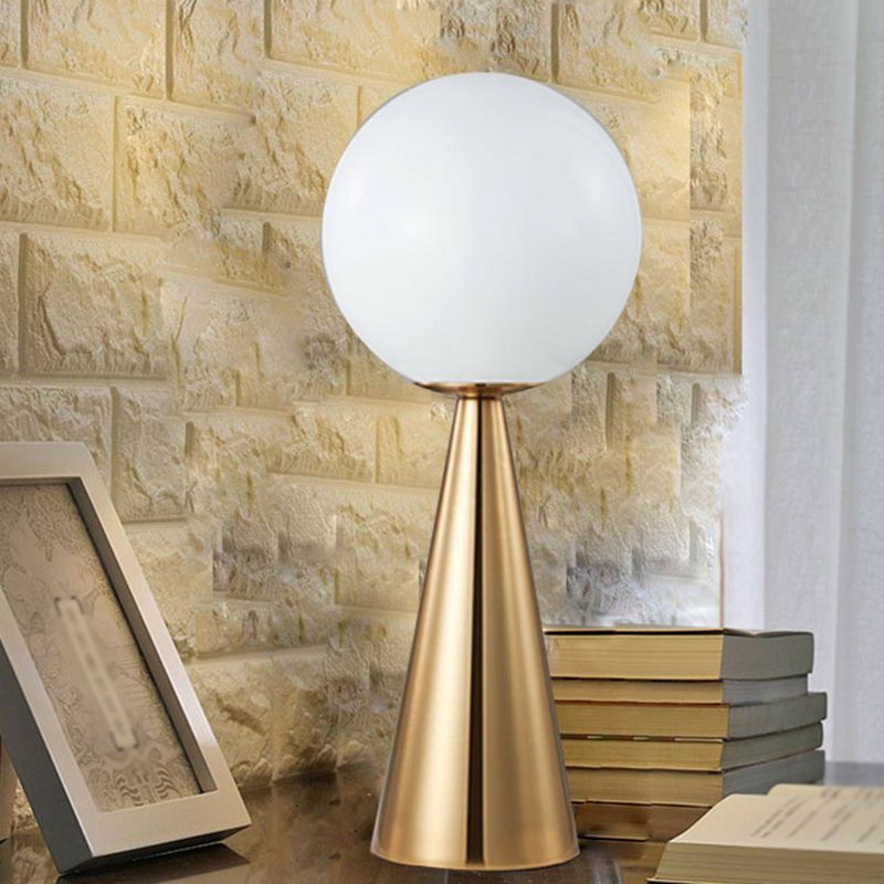 Lámpara de mesa cónica con placa de latón Luz de metal individual minimalista con pelota de vidrio blanco Tombre de vidrio