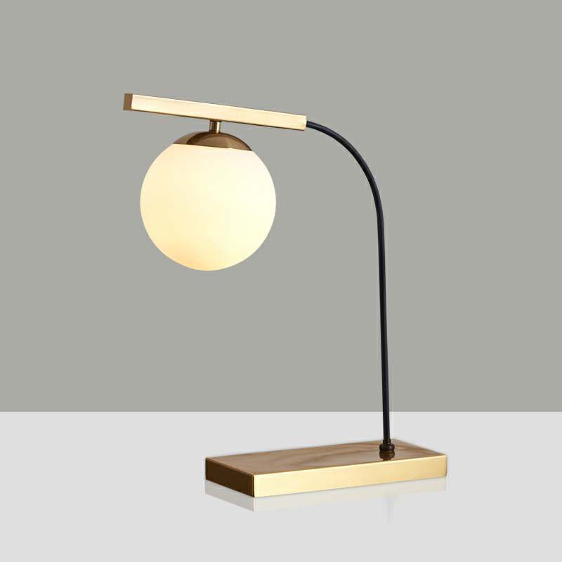 Gold linearer Tisch leichte postmoderne 1-Kopf-Metallic Night Lampe mit Ballmilchglasschatten