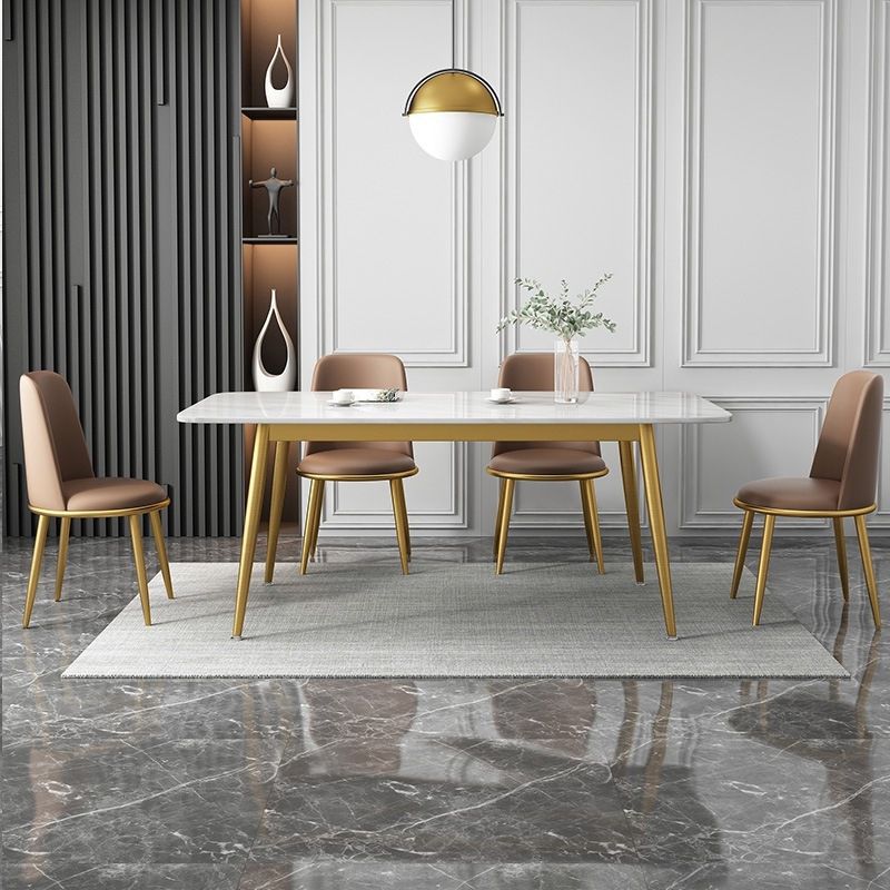Sala da pranzo in cucina scandinava con top in pietra sinterizzata e mobili da pranzo in metallo