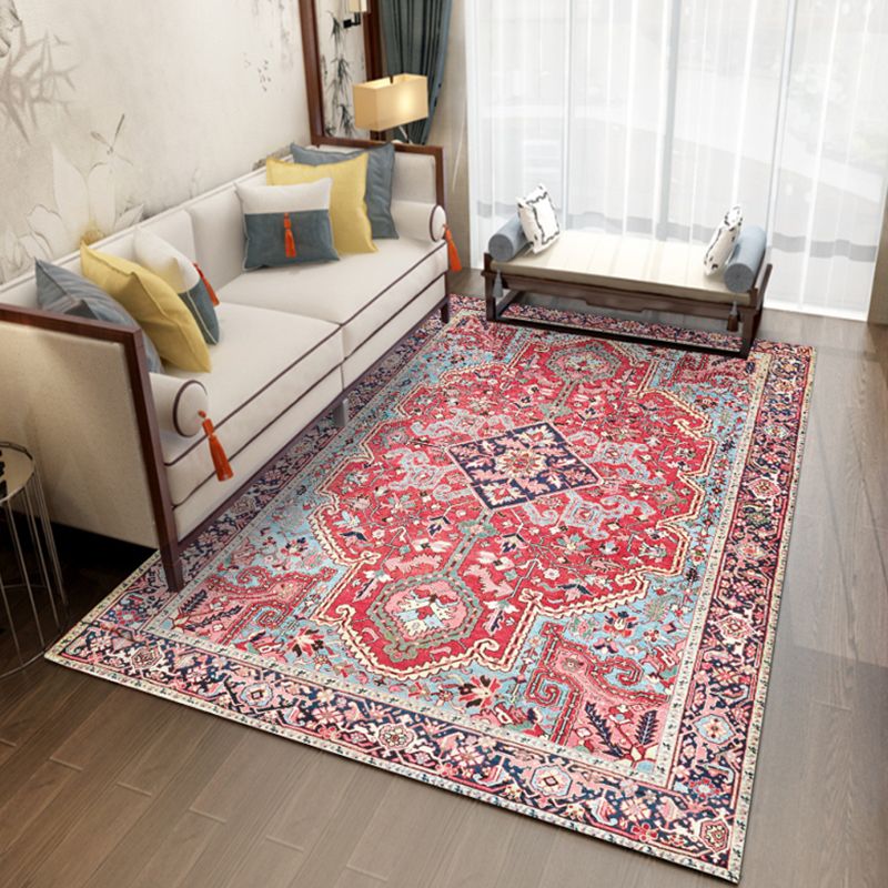 Red Tone Nostalgia Area Carpet Polyester Spearhead Print Indoor Rug Easy Care Carpet for Living Room